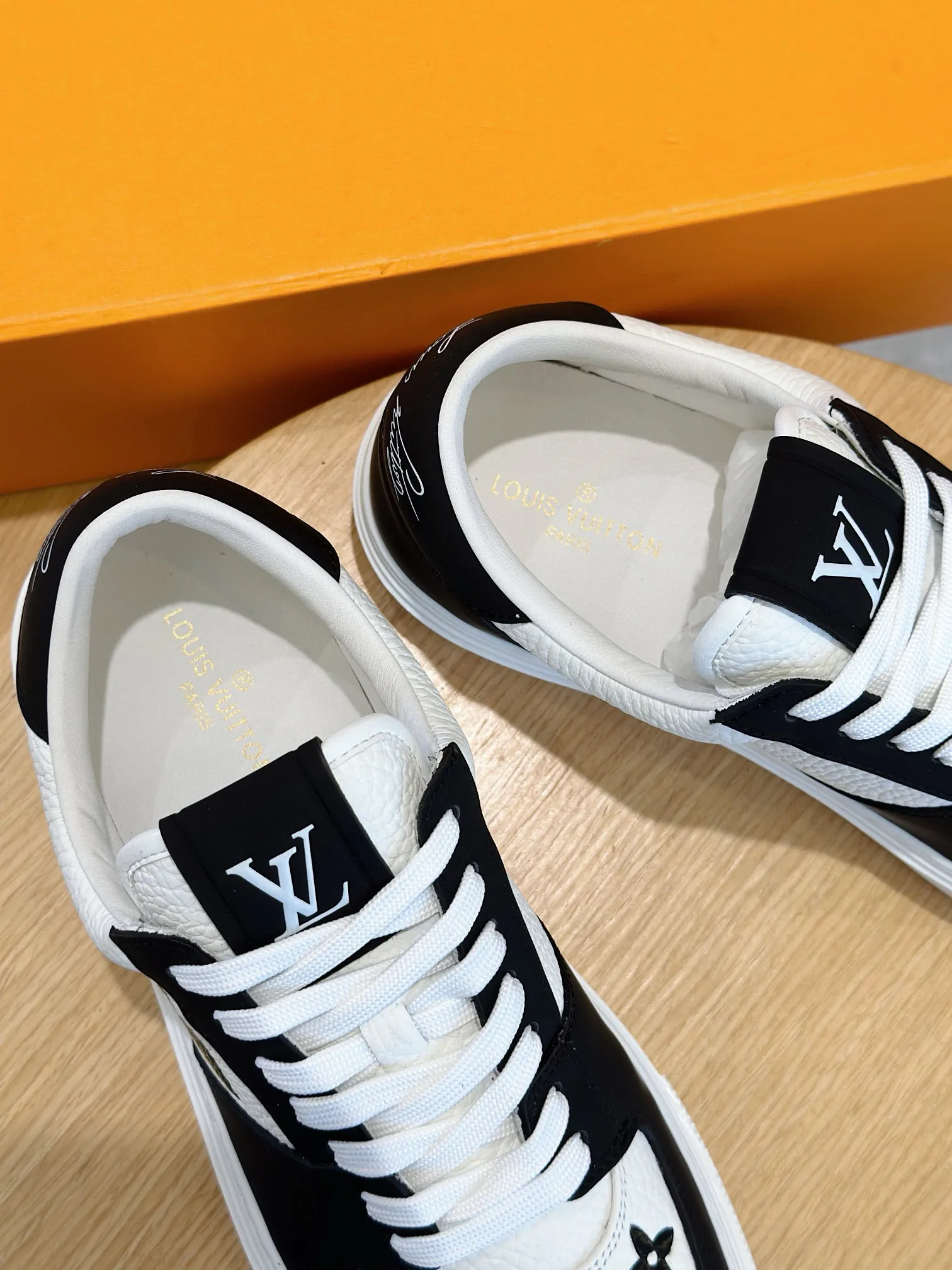 Factory price: 438💰LV full cowhide color-printed men's sneakers. This Ollie lace-up sneaker is made of floral embossed fabric, continuing the inspiration of the season's ready-to-wear collection. The laces are used to set off the gorgeous design, monogram flowers are embellished with transparent rubber outsole, and the brand logo is written on the back. Cowhide upper, cowhide lining, TPU outsole Size: 39-44 (customized at 38.45)